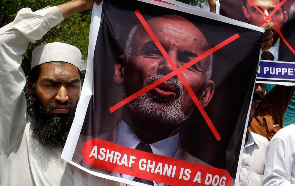 Pakistani traders protest against the Afghan government in Peshawar