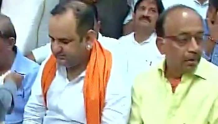 BJP MP Mahiesh Girri on &#039;dharna&#039; near CM Arvind Kejriwal&#039;s residence sparks war of words