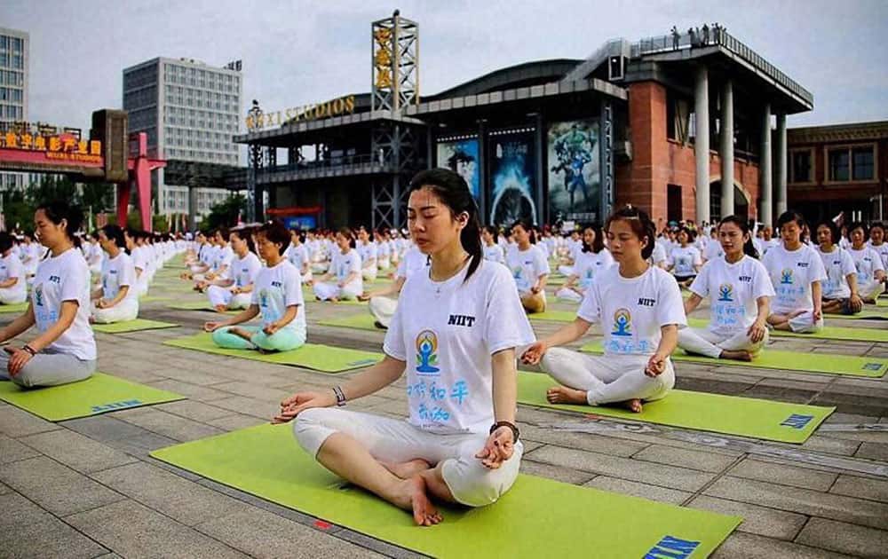 Yoga enthusiasts in China