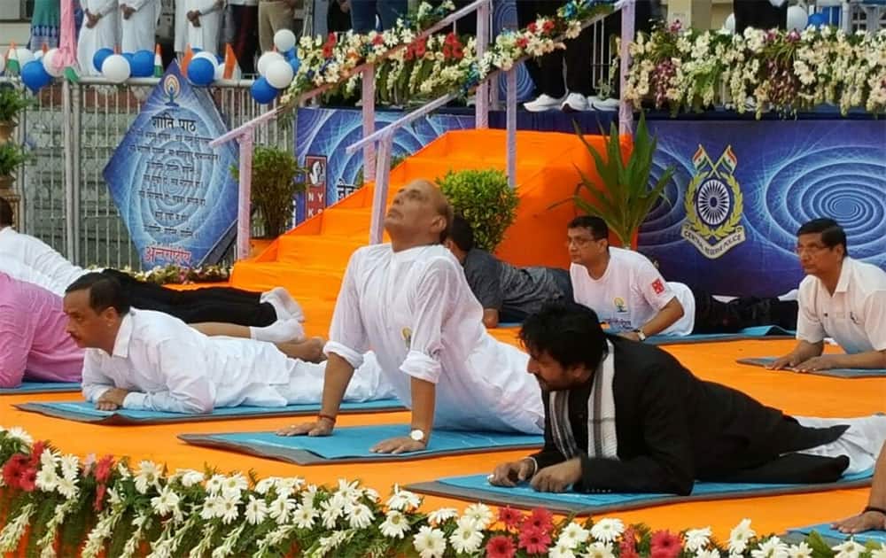  HM Rajnath Singh and Shia cleric Maulana Yasoob Abbas do Yoga in Lucknow 