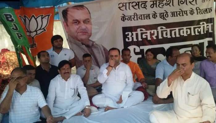 Maheish Girri begins third day of hunger strike with yoga outside Arvind Kejriwal&#039;s residence