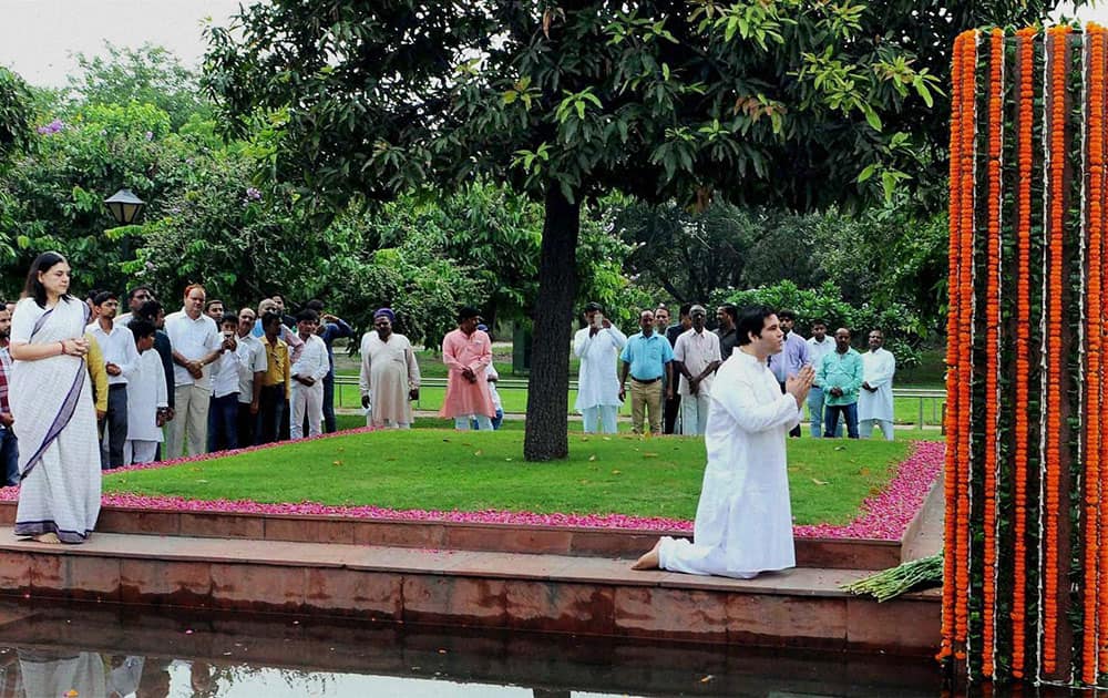 Varun Gandhi paying tribute to his father Sanjay Gandhi