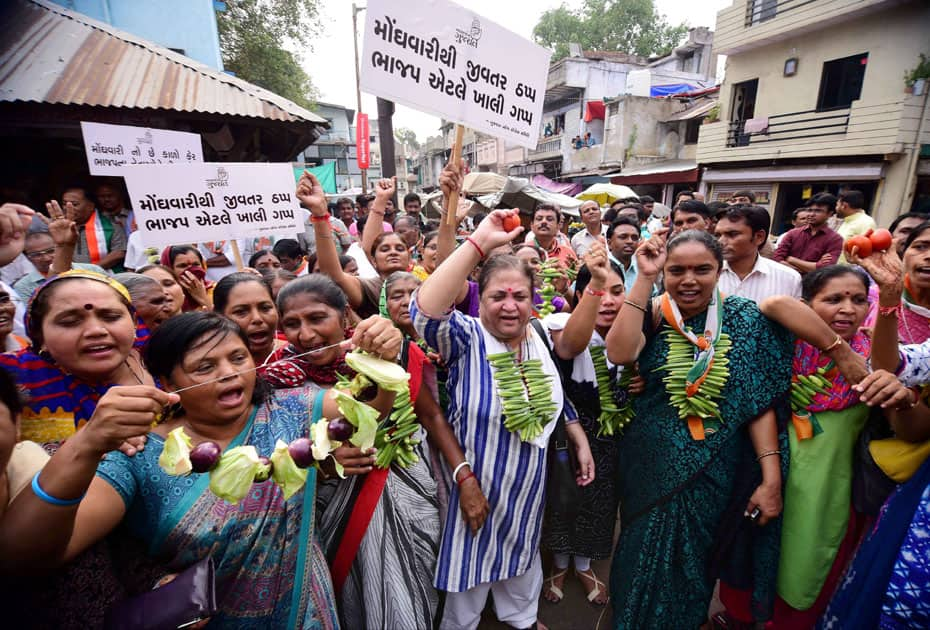 Congress workers protest against inflation