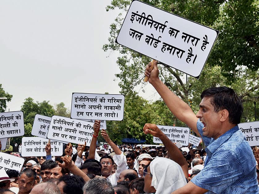 DJB engineers holding a protest outside Delhi Secretariat.