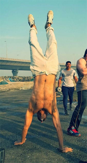 Challenging u'l 2 post a pic of ur Happiest Hanstand- Akshay Kumar