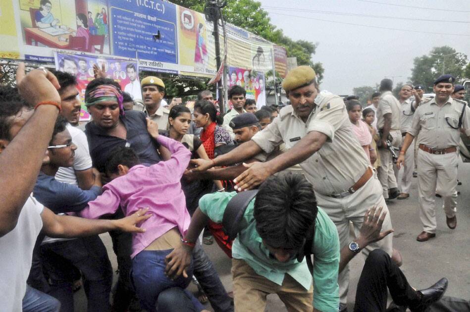 Police arrest activists of Janadikar Chhatra Parishad in Patna