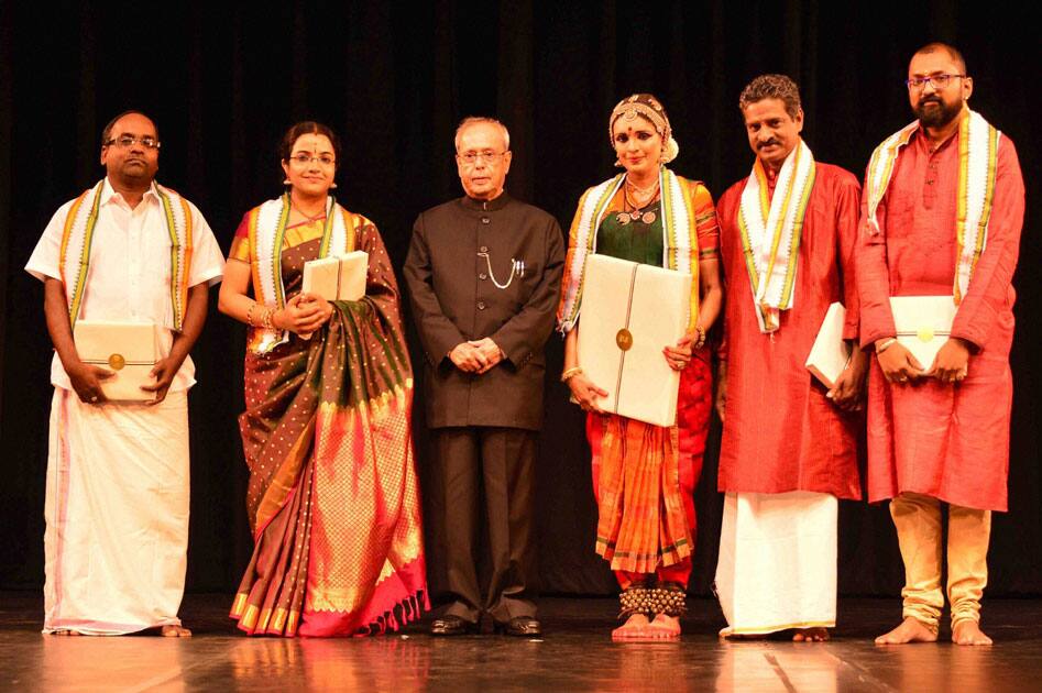 President Pranab Mukherjee with Bharatanatyam dancer Priyadarshini Govind