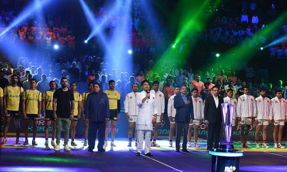 Comedian Kapil Sharma sings the national anthem