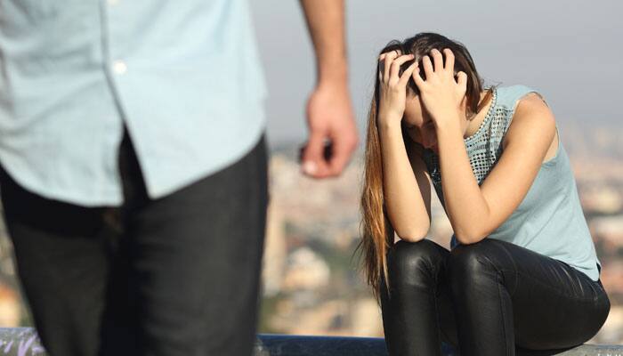 Top 5 signs that your boyfriend is too controlling!