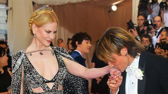 Keith Urban celebrates 10th anniversary with Nicole Kidman