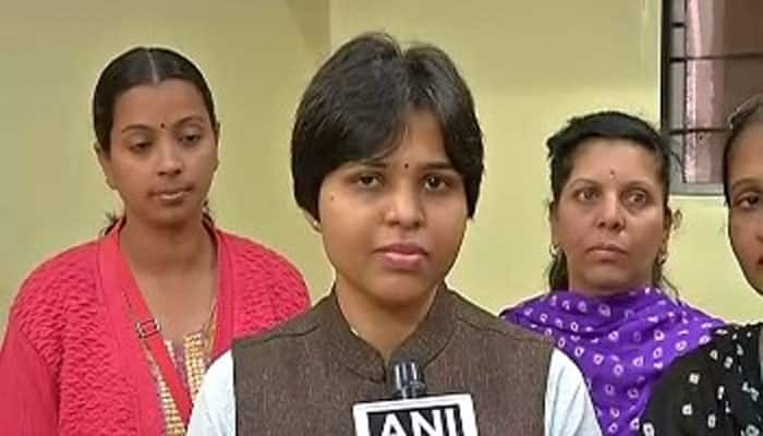 Trupti Desai seeks God&#039;s blessing ahead of Bombay HC verdict on women&#039;s entry in Haji Ali Dargah case