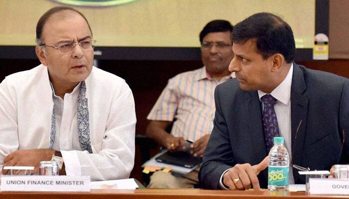 Raghuram Rajan meets FM Jaitley, talks on RBI monetary policy panel