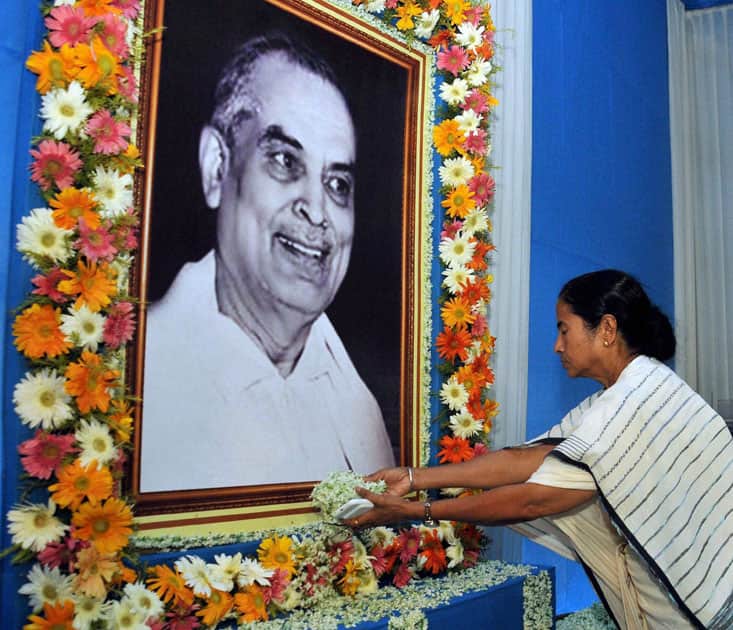WB CM Mamata Banerjee pays tribute to the portrait of former CM of  WB