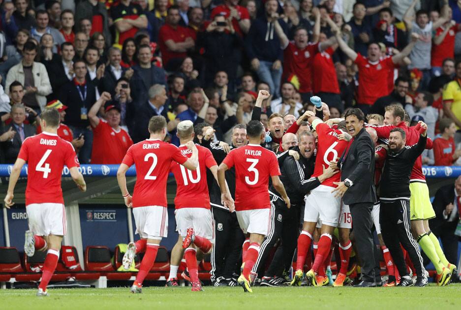 Welsh players celebrate after Ashley Williams scored