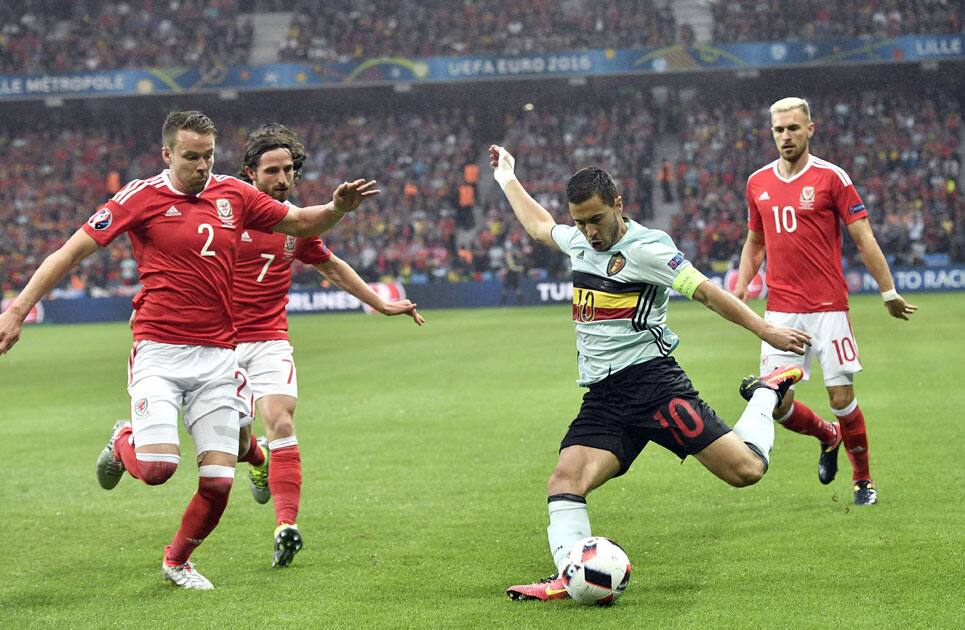 Eden Hazard kicks the ball