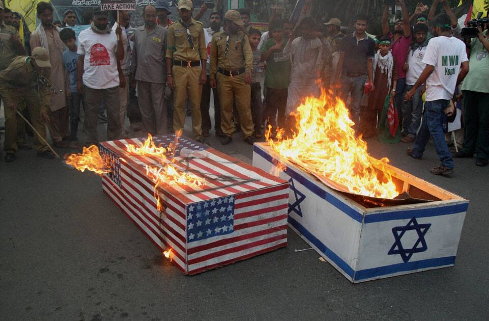 Shiite Muslims burn mock coffins