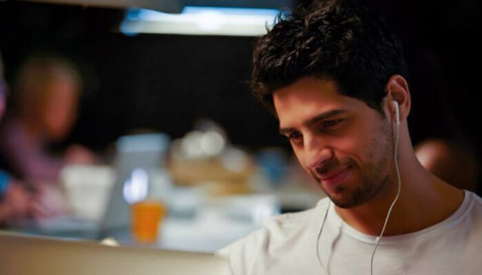 Sidharth Malhotra rejoices 2 million fans on Instagram!