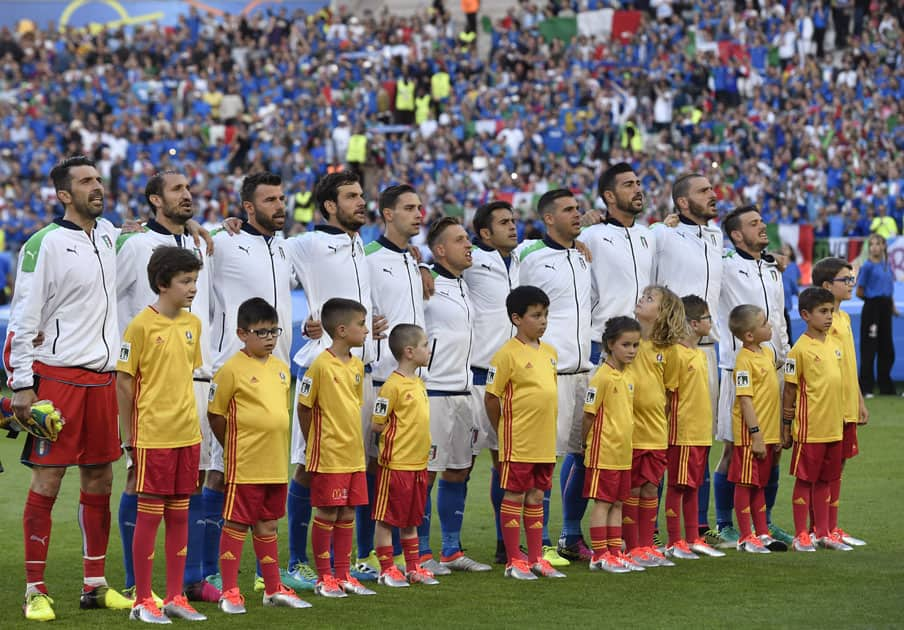 The players of Italy sing the national anthem