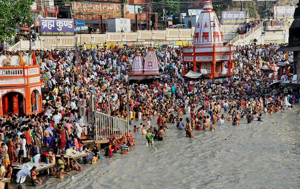 Devotees taking bath at Har Ki Paudi on the occasion of Somvati Amavasya in Haridwar.