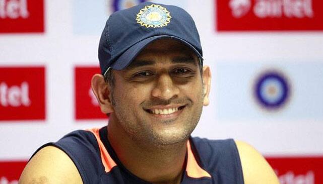 Mahendra Singh Dhoni urges Team India to &#039;enjoy&#039; long Test season