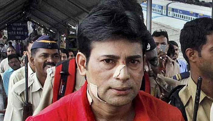 Abu Salem meets wife Kausar on train journeys for court hearings, pictures surface
