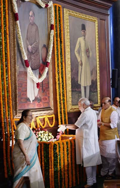 Narendra Modi paying floral tributes to Shyama Prasad Mukherji