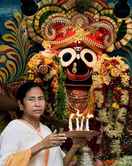 Mamata Banerjee performs aarti of Lord Jagannath