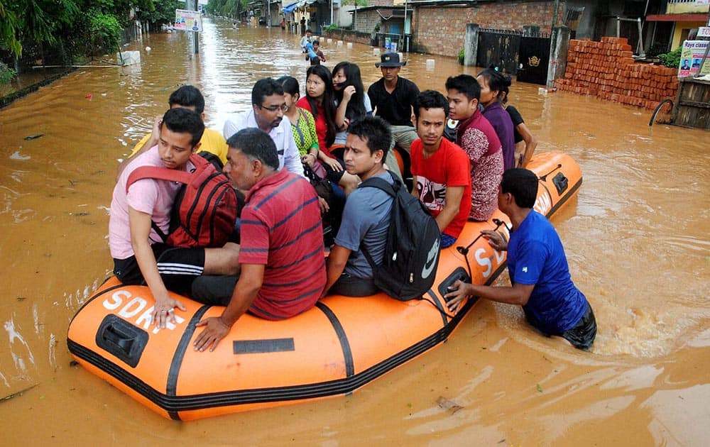 SDRF jawans rescue flood affected people