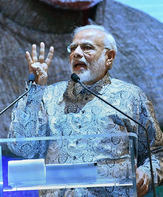 Narendra Modi ddresses the Indian Community