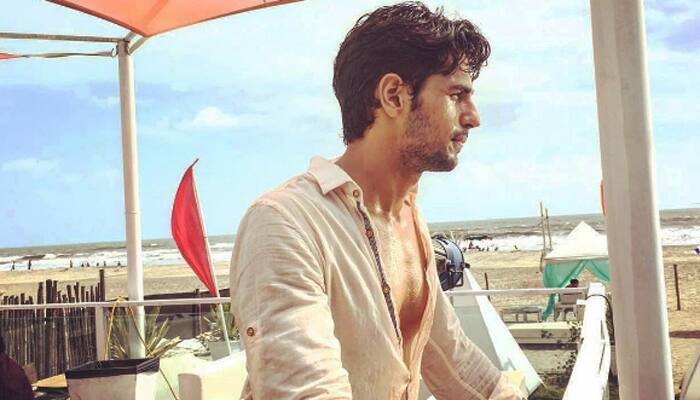 Bollywood hunk Sidharth Malhotra&#039;s latest GIF is crazy and impressive!-- See inside