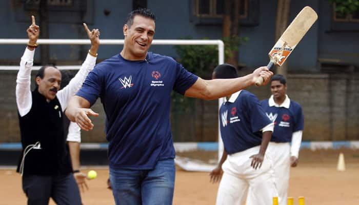 WWE superstar Alberto Del Rio plays cricket with special children