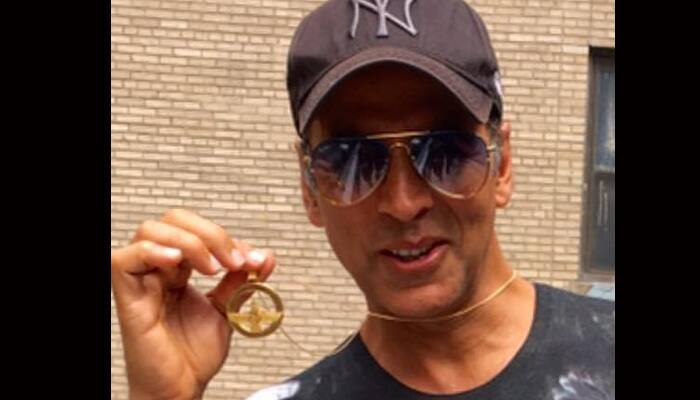 Akshay Kumar gets Faravahar from Zoroastrian community