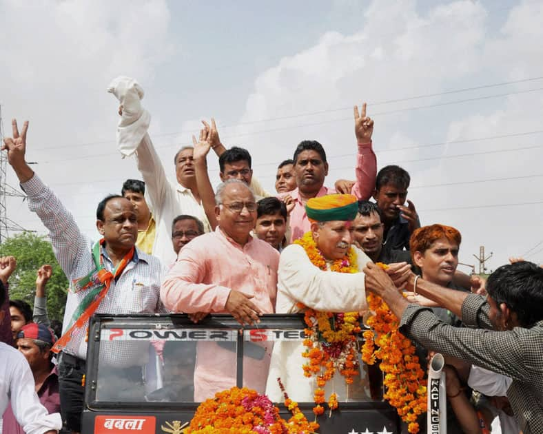  Arjunram Meghwal is welcomed by BJP workers