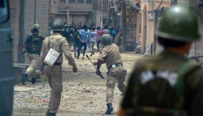 Burhan Wani&#039;s killing: Toll reaches 21, Rajnath offers central help as curfew clamped in Kashmir Valley