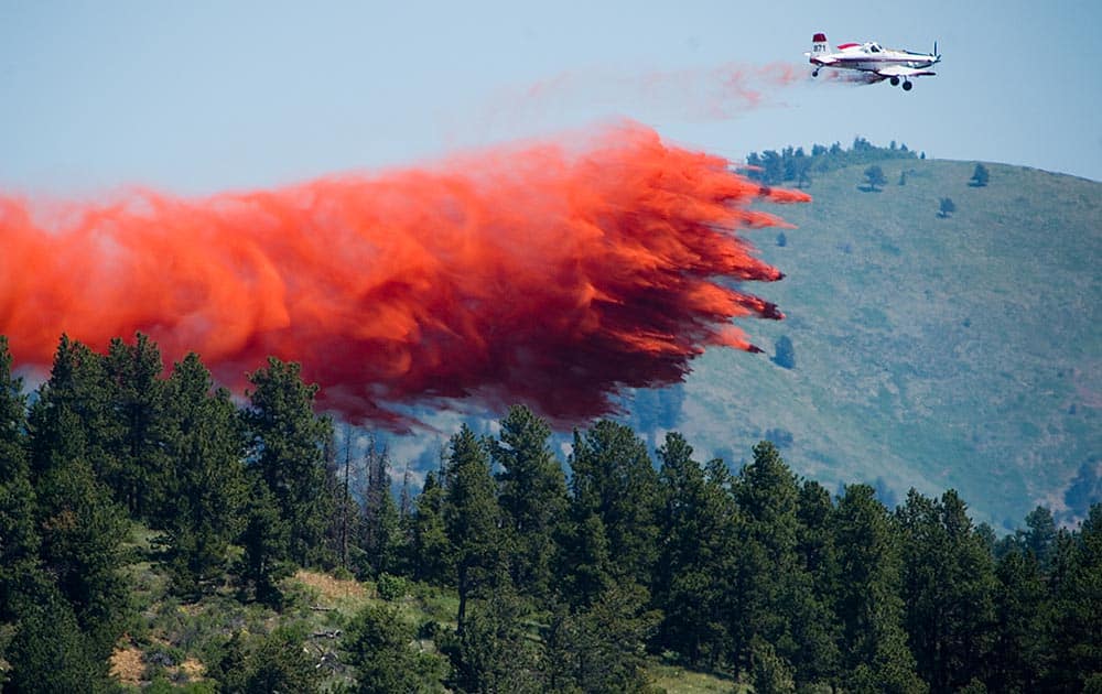 A plane spreads flame retardant