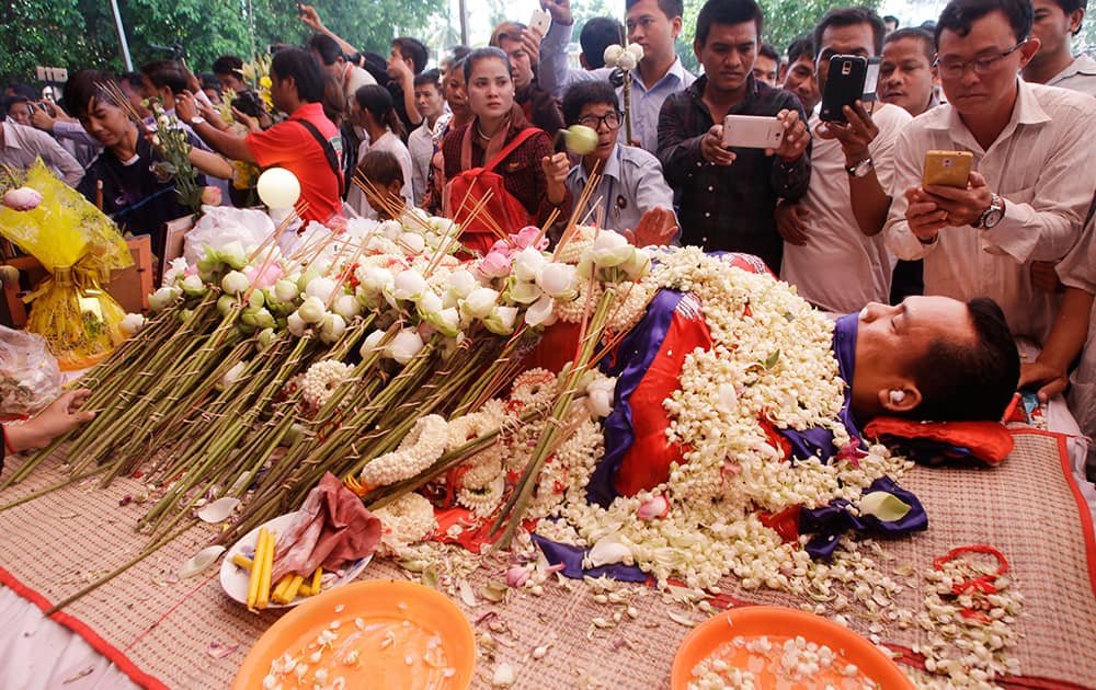 The body of Cambodian government critic Kem Ley is covered by the Cambodian National flag