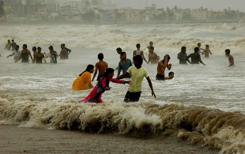 People enjoying at Juhu Chowpati