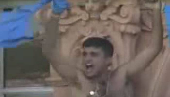 WATCH: Ganguly waves shirt in Lord&#039;s balcony after India chase down 325 runs in Natwest series final!