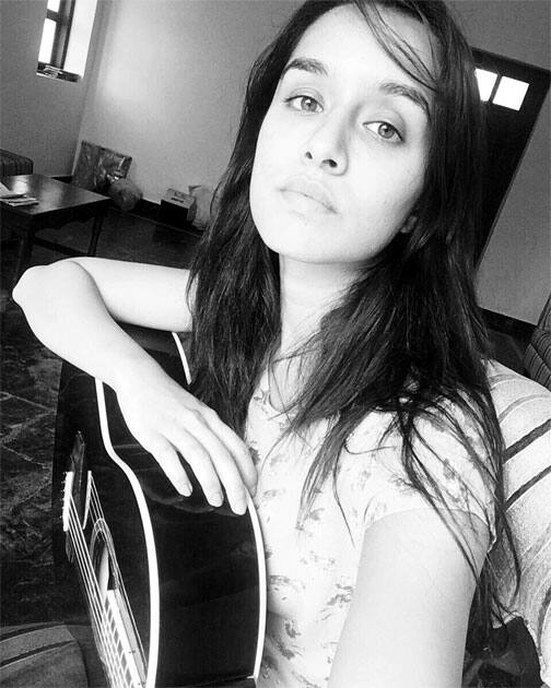 Me & my new friend- Shraddha Kapoor Me & my new friend- Shraddha Kapoor