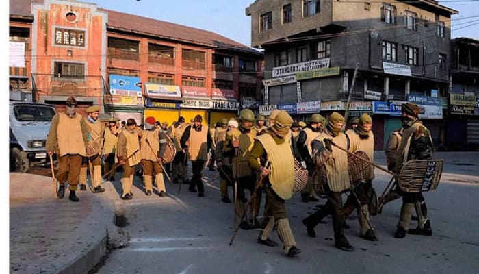 15 injured as mobs defy curfew to indulge in stone-pelting