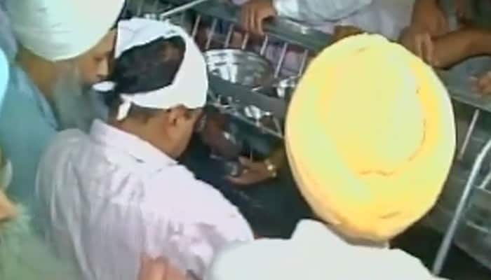 Arvind Kejriwal seeks forgiveness, performs &#039;sewa&#039; at Golden Temple