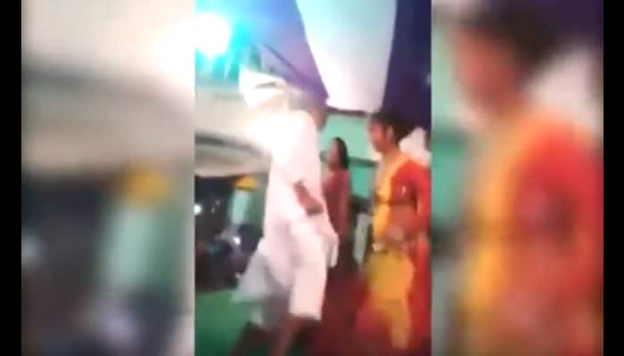 SHAME! &#039;Drunk&#039; JDU MLA caught on camera dancing with bar girls - Will Nitish Kumar take action? WATCH