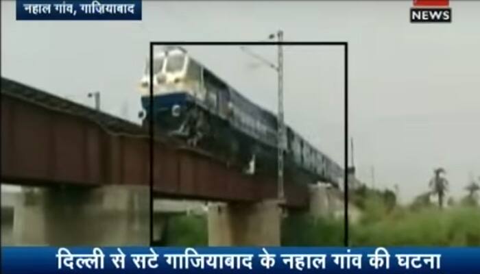 Daring death! A second late and these young boys would have been crushed by a high-speed train - Watch