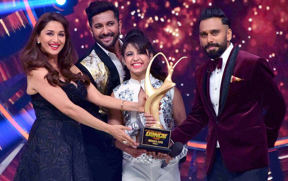 Madhuri Dixit present award to Alisha Behura