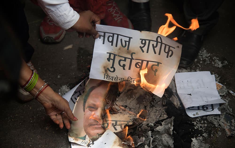 Supporters of Shiv Sena burn an effigy of Pakistani Prime Minister Nawaz Sharif as they protest in New Delhi