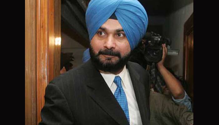 WATCH: Navjot Singh Sidhu&#039;s response when media asked him about joining AAP