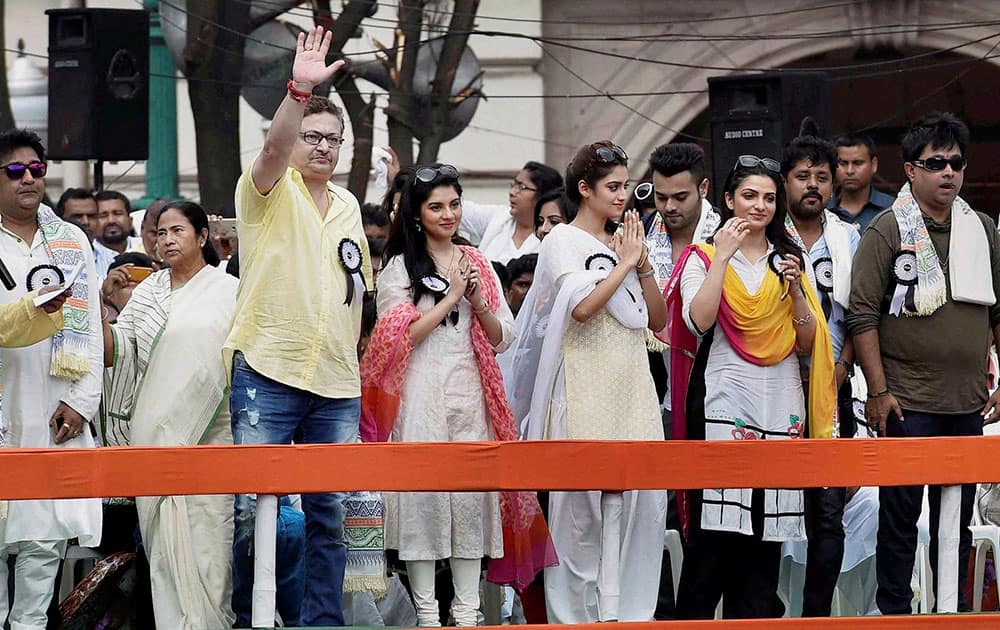 Mamata Banerjee with Tollywood actors at the Shahid Diwas rally in Kolkata