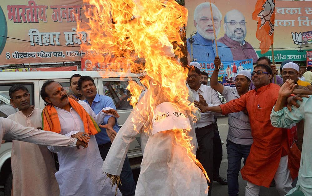 BJP activists burn the effigy of Chief Minister Nitish Kumar and Pakistans Prime Minister Nawaz Sharif