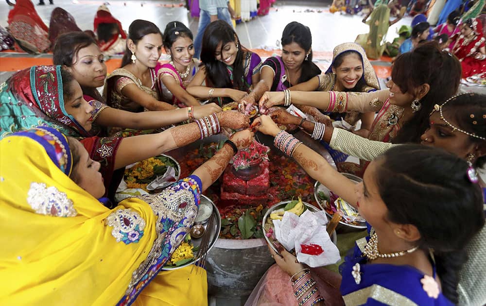 Girls offering prayers to Lord Shiva during Jaya Parvati Vrat