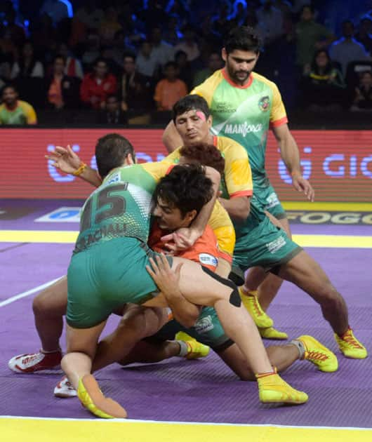 Players of Patna Pirates and Puneri Paltan in action